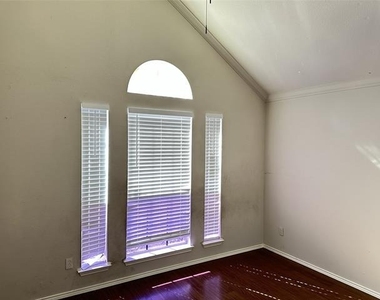 2034 Wimbledon Drive - Photo Thumbnail 3