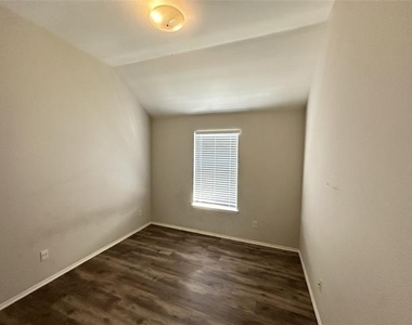 2034 Wimbledon Drive - Photo Thumbnail 7