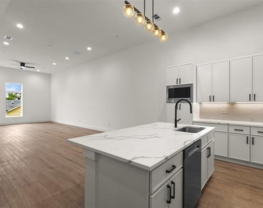 2203 Hondo Avenue - Photo Thumbnail 13