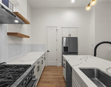 2203 Hondo Avenue - Photo Thumbnail 10