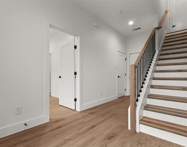 2203 Hondo Avenue - Photo Thumbnail 2