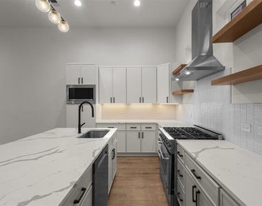 2203 Hondo Avenue - Photo Thumbnail 14