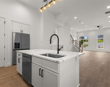 2203 Hondo Avenue - Photo Thumbnail 11