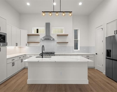 2203 Hondo Avenue - Photo Thumbnail 7