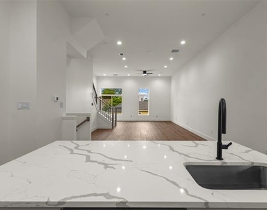 2203 Hondo Avenue - Photo Thumbnail 12