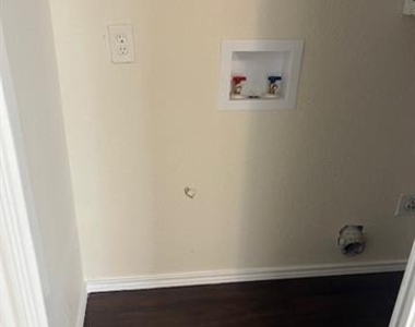 8127 Stonehurst Street - Photo Thumbnail 9