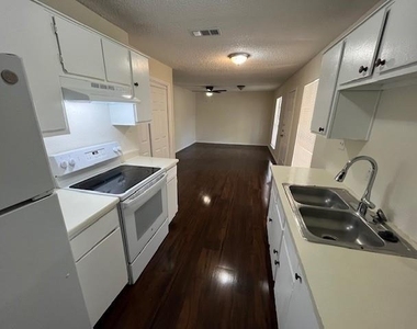 8127 Stonehurst Street - Photo Thumbnail 5
