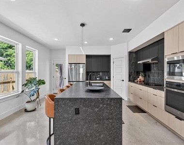 1941 Glenmore Avenue - Photo Thumbnail 9
