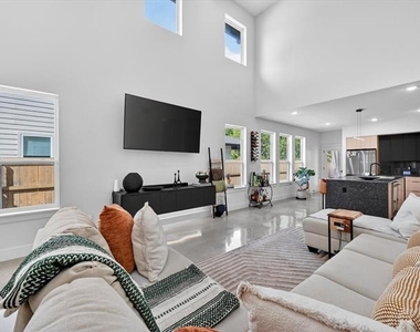1941 Glenmore Avenue - Photo Thumbnail 7