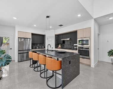 1941 Glenmore Avenue - Photo Thumbnail 10