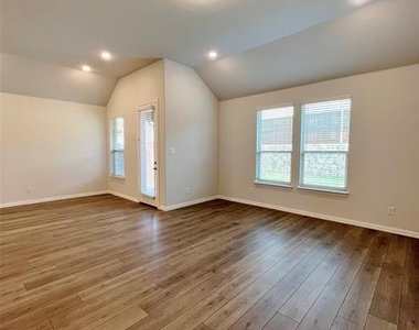 1310 Sundance Lane - Photo Thumbnail 7