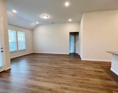 1310 Sundance Lane - Photo Thumbnail 4