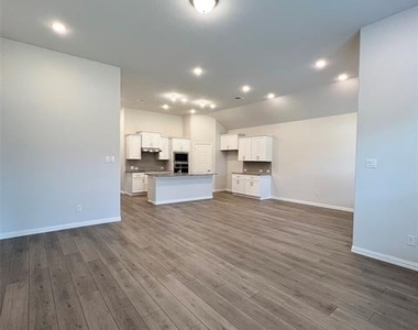 1310 Sundance Lane - Photo Thumbnail 8