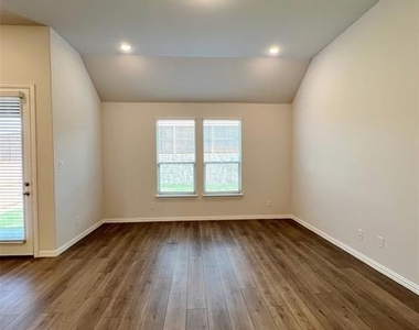 1310 Sundance Lane - Photo Thumbnail 6