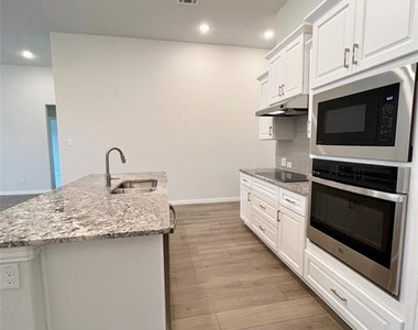 1310 Sundance Lane - Photo Thumbnail 12