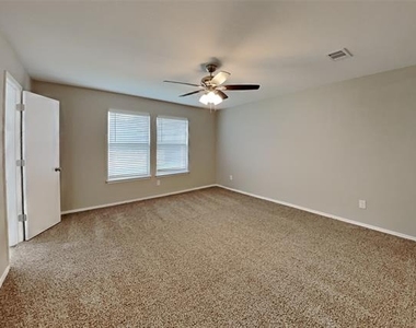 1016 Silver Spur Lane - Photo Thumbnail 8
