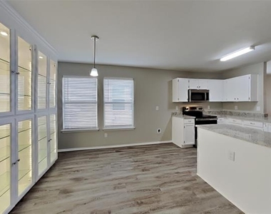 1016 Silver Spur Lane - Photo Thumbnail 6