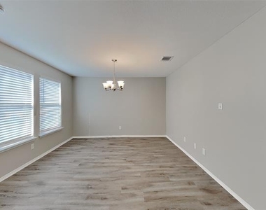 1016 Silver Spur Lane - Photo Thumbnail 4