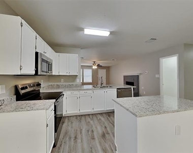 1016 Silver Spur Lane - Photo Thumbnail 5