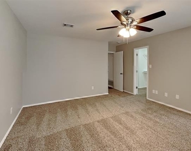 1016 Silver Spur Lane - Photo Thumbnail 7