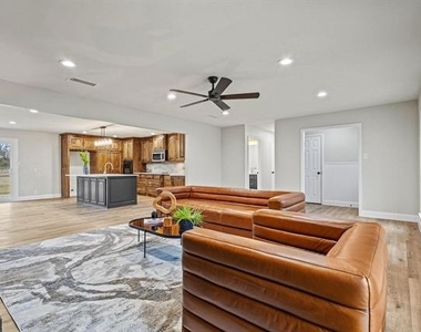 3327 Carriage Circle - Photo Thumbnail 9