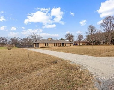 3327 Carriage Circle - Photo Thumbnail 2