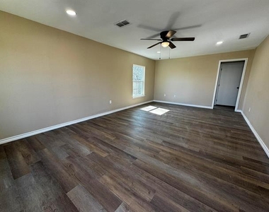 210 Reta Street - Photo Thumbnail 3