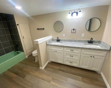 210 Reta Street - Photo Thumbnail 2