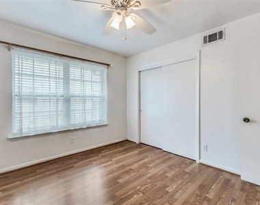 9210 Larchwood Drive - Photo Thumbnail 7