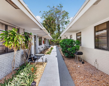 2500 Sw 18th Terrace - Photo Thumbnail 23