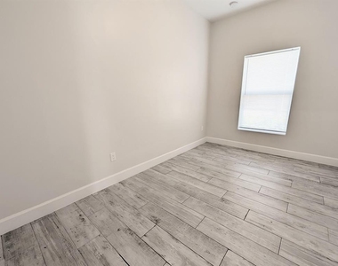 1562 W 26th Court - Photo Thumbnail 8