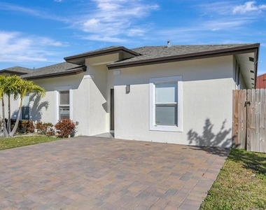 1562 W 26th Court - Photo Thumbnail 10
