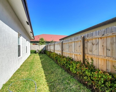 1562 W 26th Court - Photo Thumbnail 12