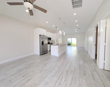 1562 W 26th Court - Photo Thumbnail 7