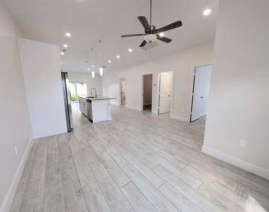 1562 W 26th Court - Photo Thumbnail 3