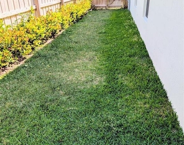 1562 W 26th Court - Photo Thumbnail 11