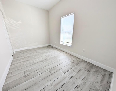 1562 W 26th Court - Photo Thumbnail 9
