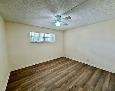 8940 S Hollybrook Boulevard - Photo Thumbnail 5