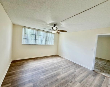 8940 S Hollybrook Boulevard - Photo Thumbnail 14