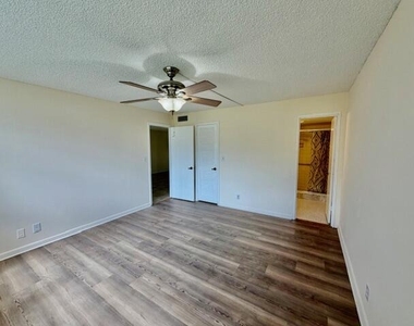 8940 S Hollybrook Boulevard - Photo Thumbnail 3