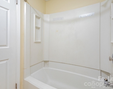 3131 Vestal Place - Photo Thumbnail 7