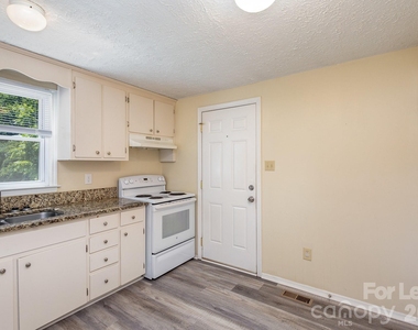 3131 Vestal Place - Photo Thumbnail 2