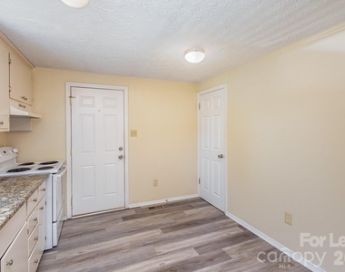 3131 Vestal Place - Photo Thumbnail 10