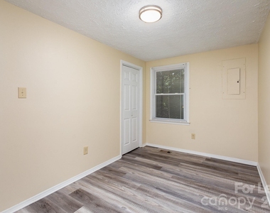 3131 Vestal Place - Photo Thumbnail 6