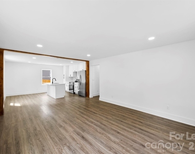 2942 Reid Avenue - Photo Thumbnail 6