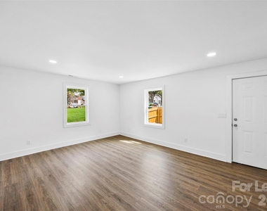 2942 Reid Avenue - Photo Thumbnail 9