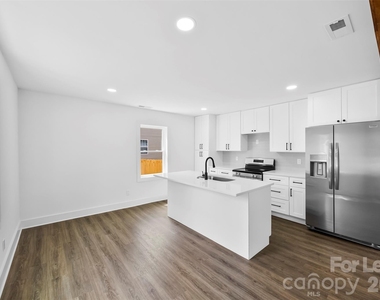 2942 Reid Avenue - Photo Thumbnail 3