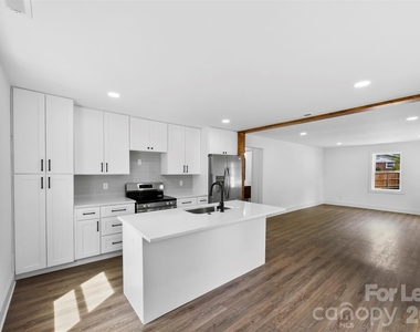 2942 Reid Avenue - Photo Thumbnail 2