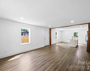 2942 Reid Avenue - Photo Thumbnail 7