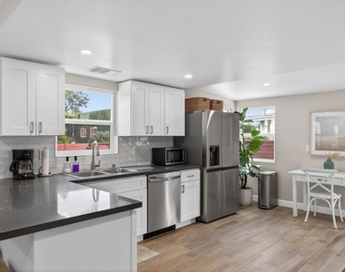 201 S Olive Street - Photo Thumbnail 3